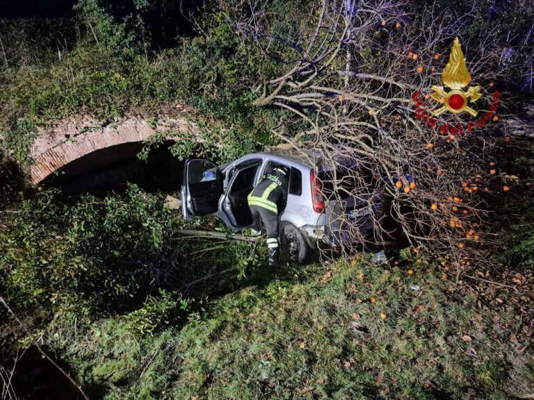 Schianto nella notte sulla SR71: quattro giovani feriti, attivato il 118 alle 2:04