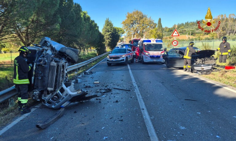 Incidente sulla SR71 a Policiano: auto si ribalta, un ferito estratto dai Vigili del Fuoco
