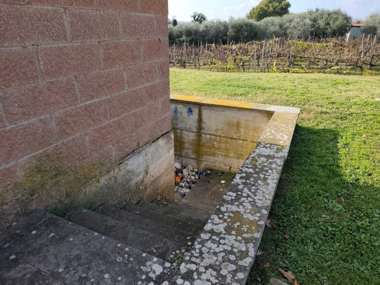 Arezzo, nuova discarica: scalinata segreta diventa il regno della lercionaggine.” Bidoni ? no grazie, ci piace buttare giù!”