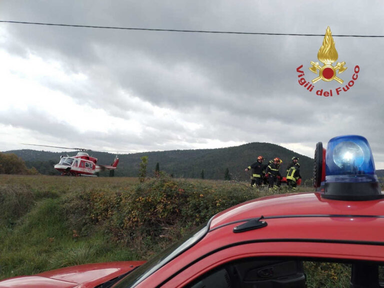 Escursionista 78enne cade nel bosco di Anghiari: recuperato dai vigili del fuoco