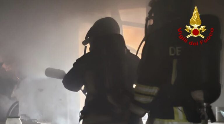 Fiamme in appartamento a San Giovanni Valdarno, anziana in ospedale