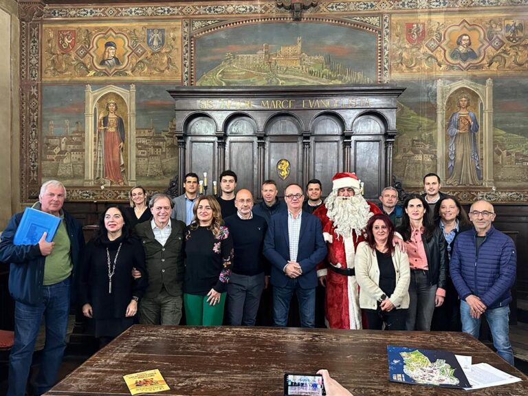 Cortona accende il Natale: un mese di luci, mercatini, mostre e attrazioni dal 6 dicembre al 6 gennaio