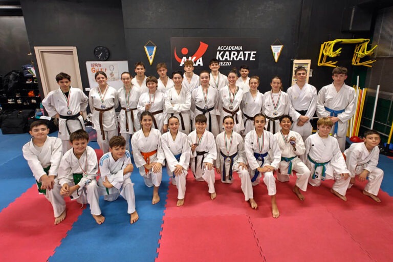 Accademia Karate Arezzo protagonista ai Nazionali AICS: tredici medaglie e tre titoli italiani