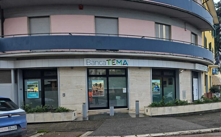 Rapina… rimandata: bandito senza pistola, banca con pazienza