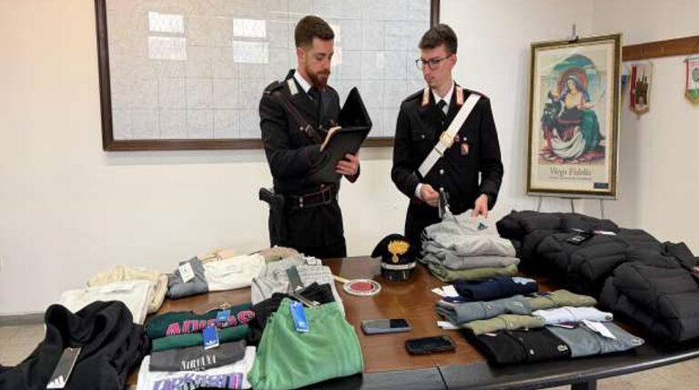 Colpo ai negozi di abbigliamento: fermata all’aeroporto una coppia di ladri seriali