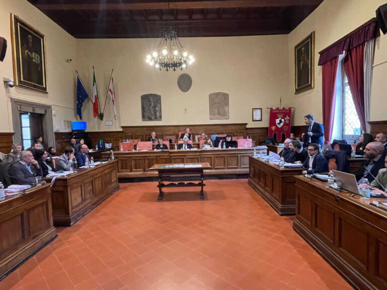 Arezzo, interrogazioni e scelte urbanistiche in Consiglio comunale: dal porta a porta alla variante di via Tiziano