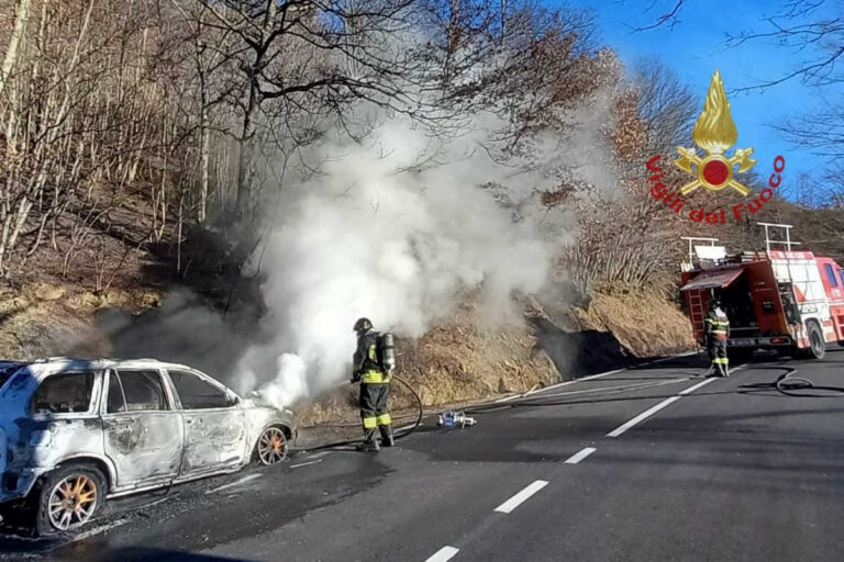 Doppio intervento dei Vigili del Fuoco: principio d’incendio in un’abitazione ad Arezzo e auto in fiamme ad Anghiari