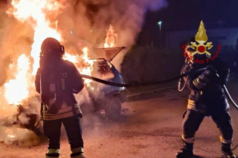 Incendio a Montevarchi e incidente stradale sul raccordo SS679: duplice intervento dei Vigili del Fuoco di Arezzo