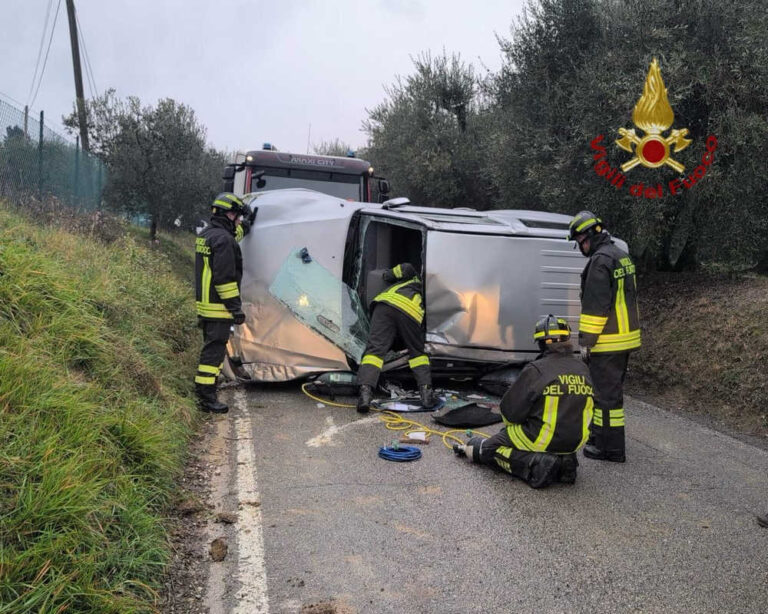 Lucignano, fuoristrada si ribalta in via del Rosario: uomo di 62 anni in ospedale