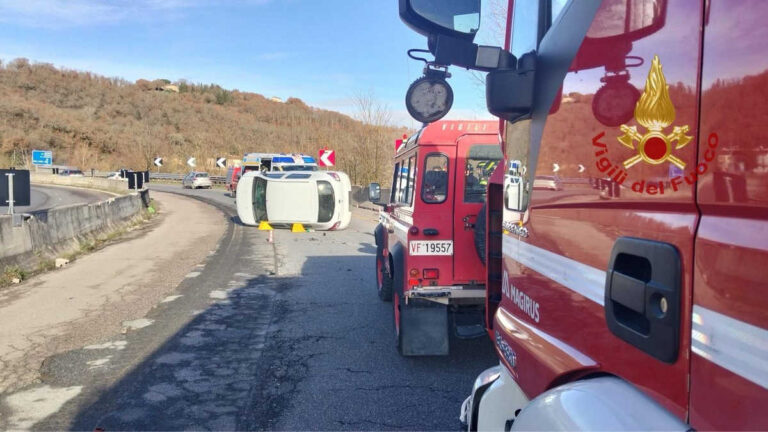 Incidente stradale ad Anghiari: auto si ribalta sulla SS73, un ferito