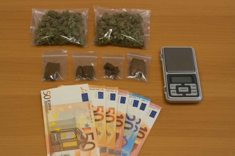 Fermati per rubare penne, scoperti con oltre tre etti di droga: arrestato un 19enne, denunciato l’amico