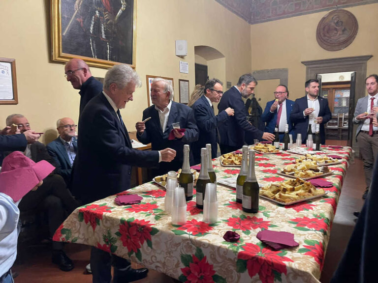 Arezzo, Giunta e opposizione tutti d’accordo davanti al panettone