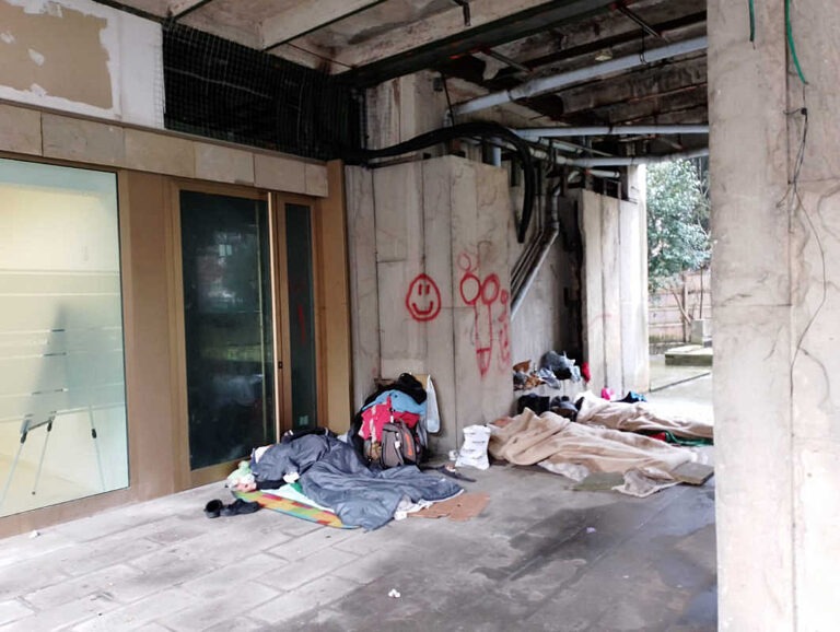 Dal boom al bong: l’ex Camera di Commercio, da simbolo d’oro a dormitorio con murales anatomici