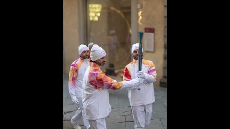 Arezzo accoglie la Fiamma Olimpica: città in festa per la tappa verso Milano-Cortina 2026