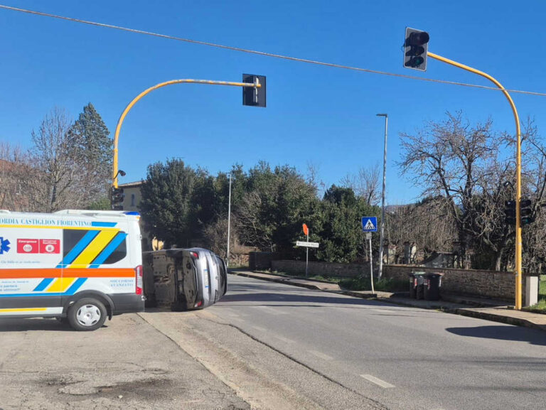 Mattinata di incidenti nel territorio aretino: scontro tra auto a Castiglion Fiorentino e pedoni investiti ad Arezzo