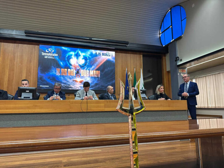 A Cortona la partenza della terza tappa della Tirreno-Adriatico 2026