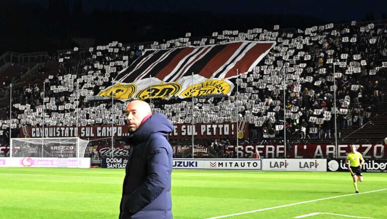 Tra vasi corallini, vetro e un gol decisivo: Arezzo–Pontedera vista dal Comunale