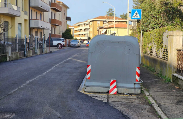Asfalti alla cieca: ad Arezzo si scia tra le buche (e tra i bidoni)