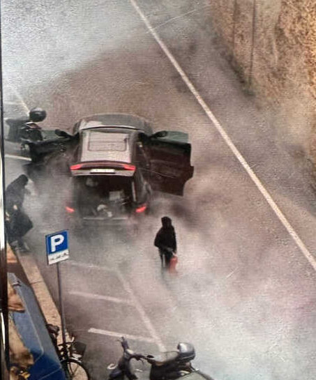 Assalto alla gioielleria Grotti in pieno giorno: nube di schiuma, vetrina sfondata e fuga con l’oro. Paura in città