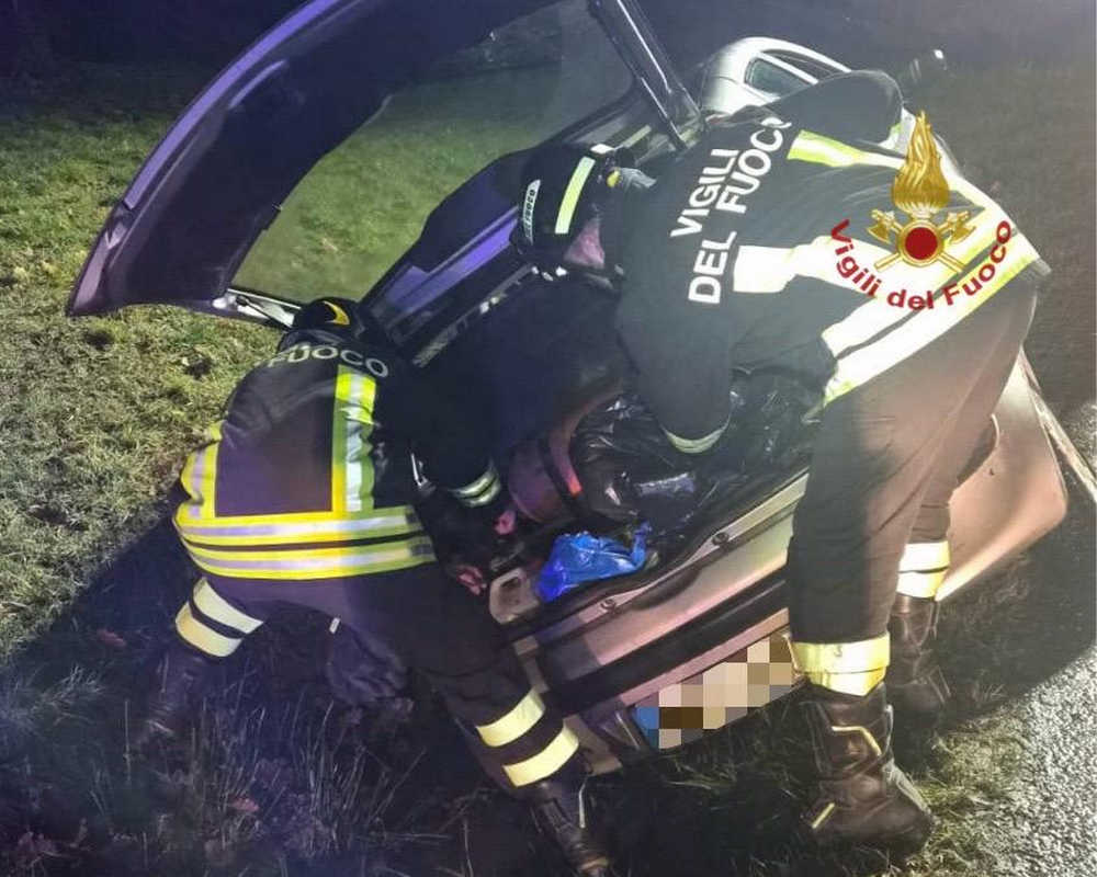 Auto fuori strada nella notte a Castiglion Fiorentino due feriti soccorsi dai Vigili del Fuoco