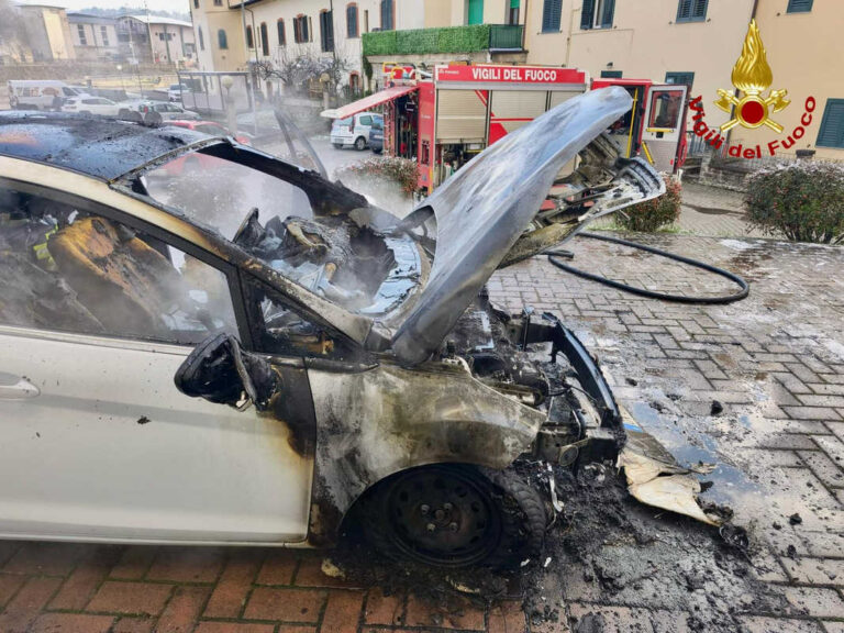 Auto in fiamme a Poppi, intervengono i Vigili del Fuoco: veicolo messo in sicurezza