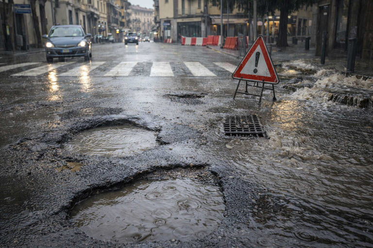 Arezzo- la Mery delle buche, ovvero: quando piove non è acqua, è asfalto che scappa