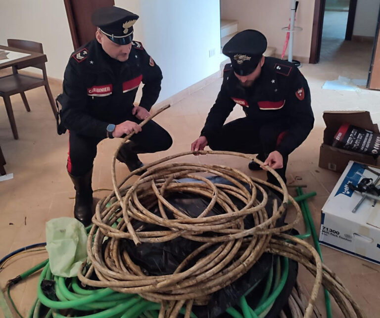 Furto di rame a Cortona, inseguimento fino a Sinalunga: due arresti dei Carabinieri