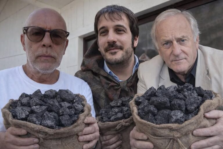 Befana con sacco pieno: carbone a gogò e satira servita