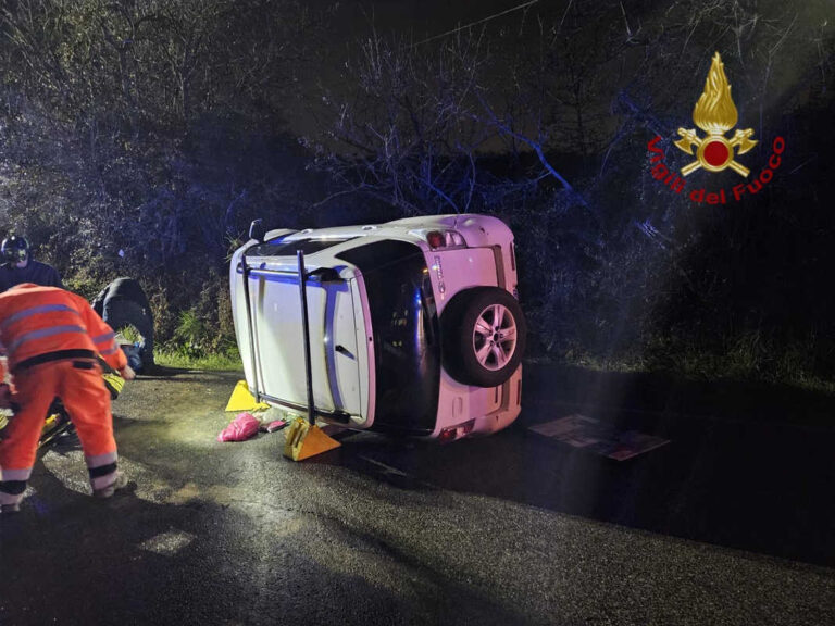 Auto si ribalta a San Zeno: intervento dei vigili del fuoco, ferito il conducente