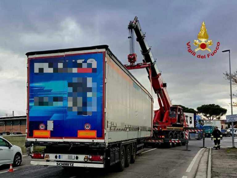 Semirimorchio si stacca dalla motrice: intervento dei Vigili del Fuoco a Viciomaggio