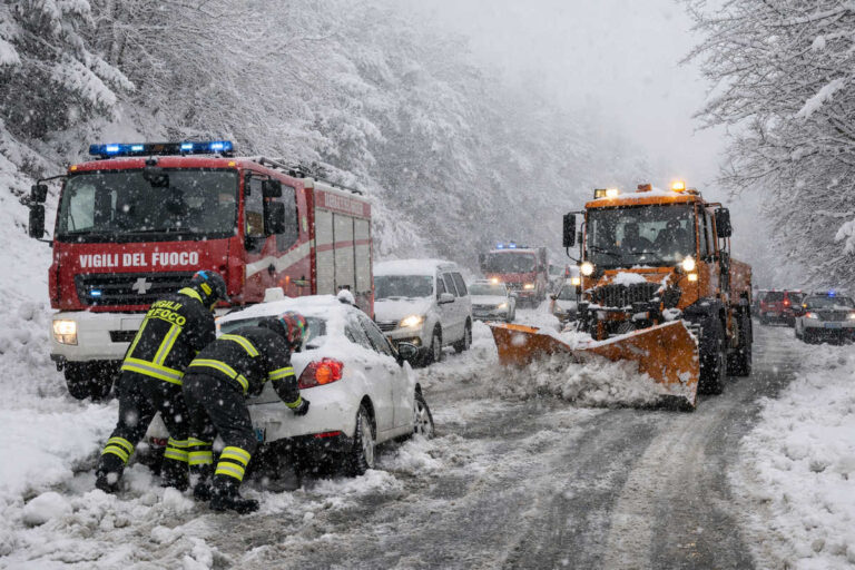Nevicate improvvise nell’Aretino: oltre 60 interventi dei Vigili del Fuoco tra Casentino e Valtiberina
