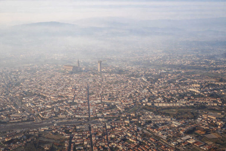 Aria bona… ma un ce se respira ancora bene: Arezzo fa la brava, ma l’Europa borbotta