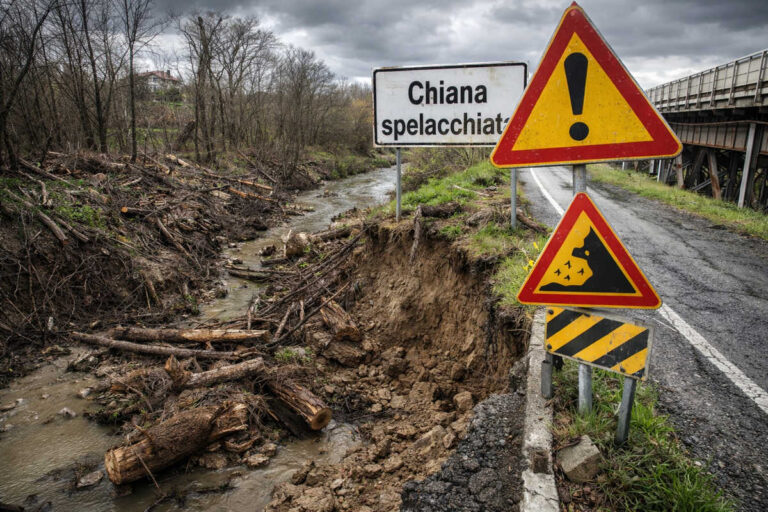 Chiana spelacchiata e strada che frana: ma chi l’ha fatta ‘sta manutenzione?