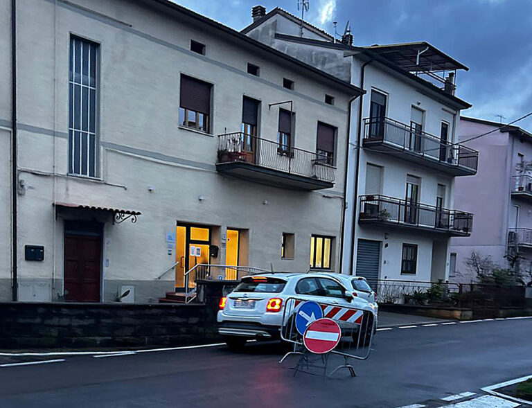 Salto della transenna e via contromano, Arezzo, capitale mondiale del “faccio come mi pare”