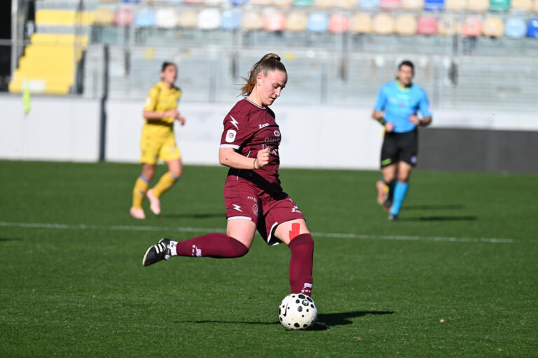 Fortunati e Tamburini firmano l’impresa: l’Arezzo passa a Frosinone e chiude febbraio con tre punti