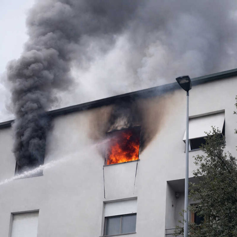 Incendio in via Sirio ad Arezzo: 55enne trovato morto nell’appartamento in fiamme