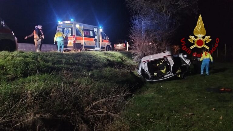 Incidente sulla E78: auto si ribalta nella scarpata, due anziani feriti