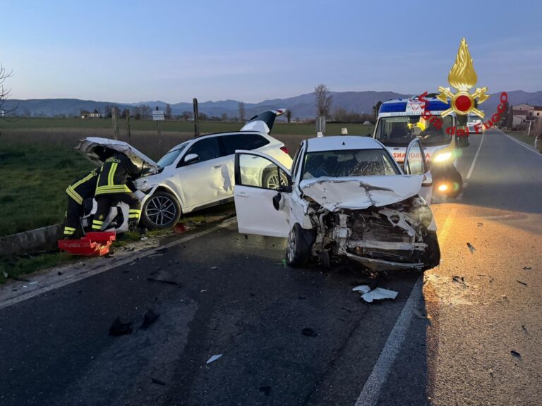 Incidente sulla Statale 73 a San Leo di Anghiari: tre auto coinvolte, un ferito estratto dai Vigili del fuoco