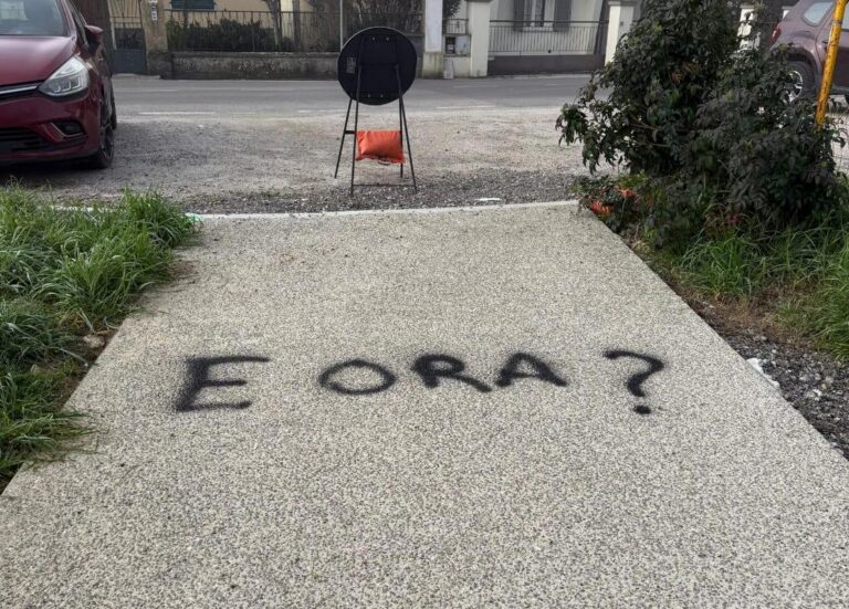 “E ora?”… Ora si ripulisce! Vandali in azione sulla nuova ciclopedonale di via Pacinotti
