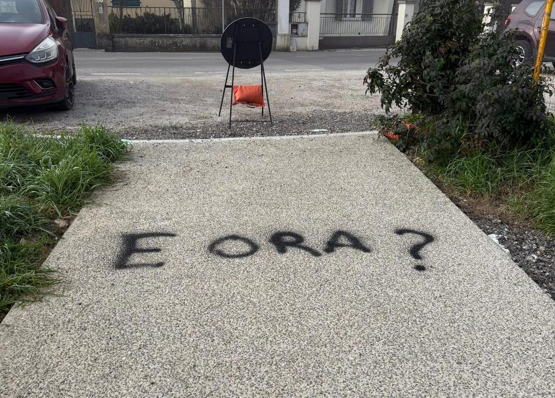 Scritta spray via Pacinotti