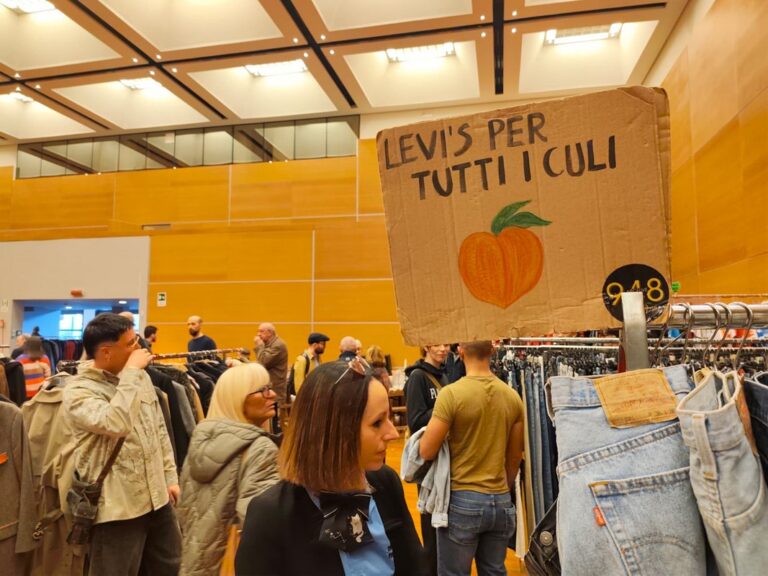 Via Spallanzani, gimkana urbana per il mercatino delle pulci: altro che vintage, qui è archeologia della viabilità