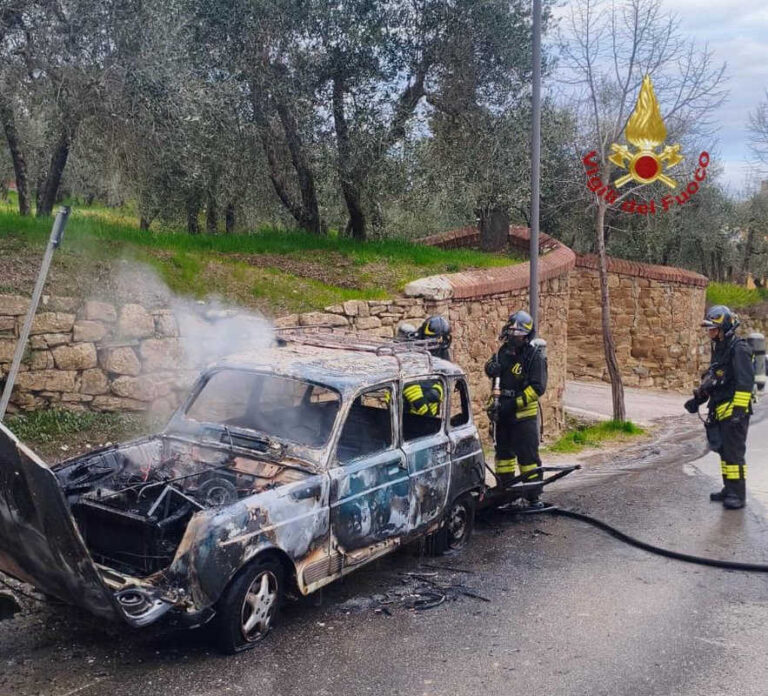 Auto a GPL in fiamme a Monte San Savino: intervento dei Vigili del Fuoco, illeso il conducente