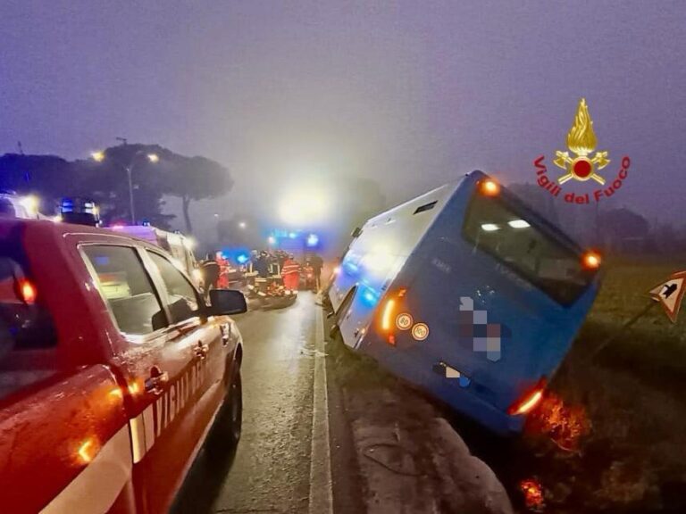 Incidente all’alba a Foiano della Chiana: bus di linea si ribalta sulla SP 327, cinque feriti
