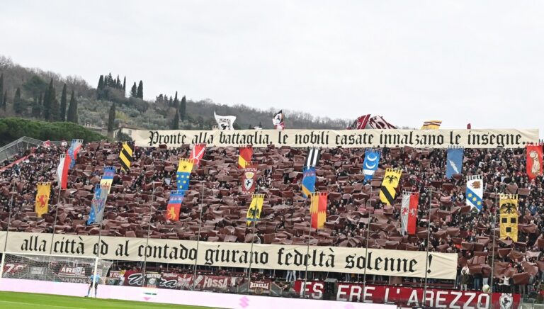 La città del Grosso ha issato i suoi gonfaloni. Arezzo, orgoglio e spada!