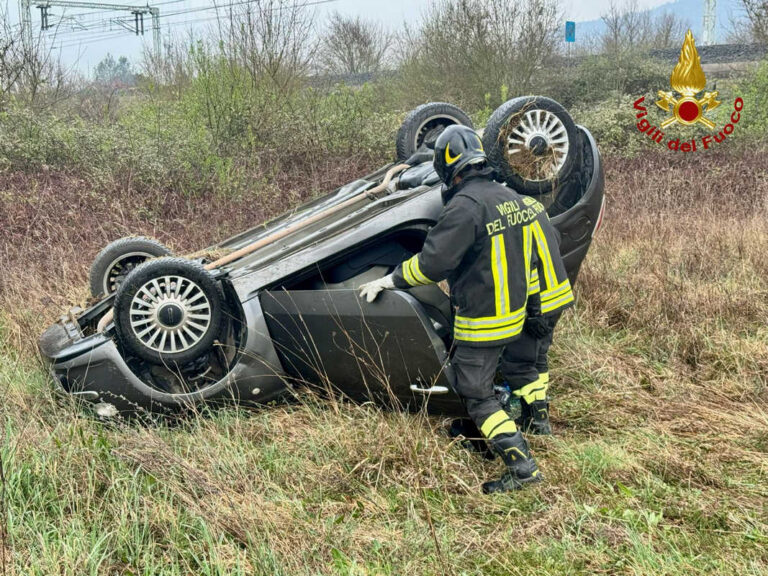 Auto esce di strada e si ribalta in un campo a Manziana: conducente soccorsa