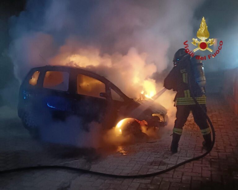 Arezzo, incidente in via Cimabue e auto in fiamme a Loro Ciuffenna: due interventi dei soccorsi