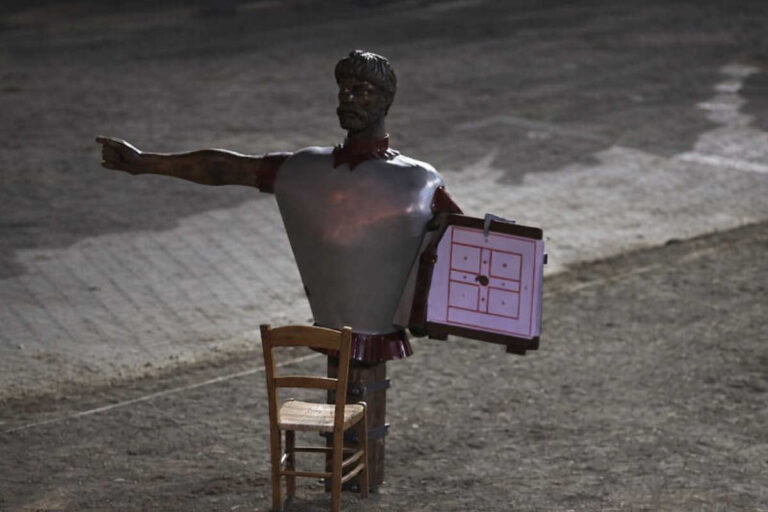 Alla Giostra cercano l’addetto stampa… ma s’affaccia uno solo. “Oh che è, un bando o un invito a cena?”