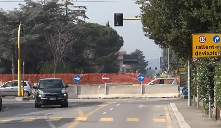 Via Fiorentina, il cantiere un si muove di un centimetro: “Si ribalta? Forse dopo l’estate…”