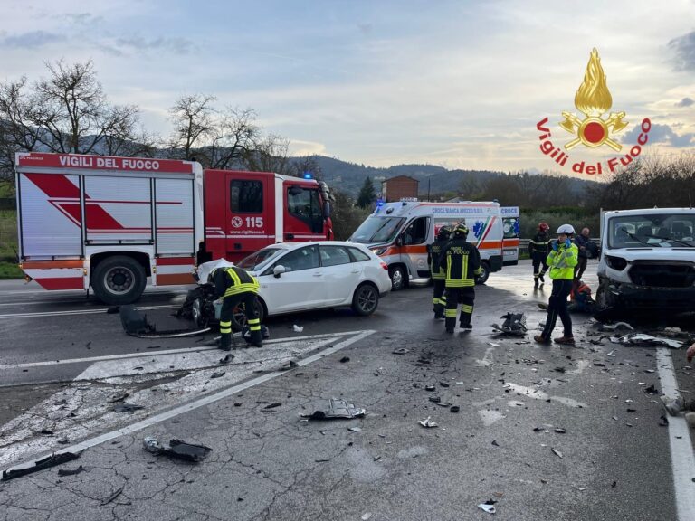 Incidente sulla SS73 ad Arezzo: coinvolti un’auto e un camioncino, cinque feriti