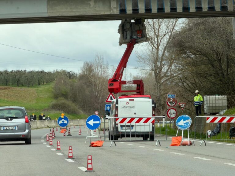 Arezzo e Monte San Savino, la strada della pazienza finita: cantieri eterni e traffico nel caos